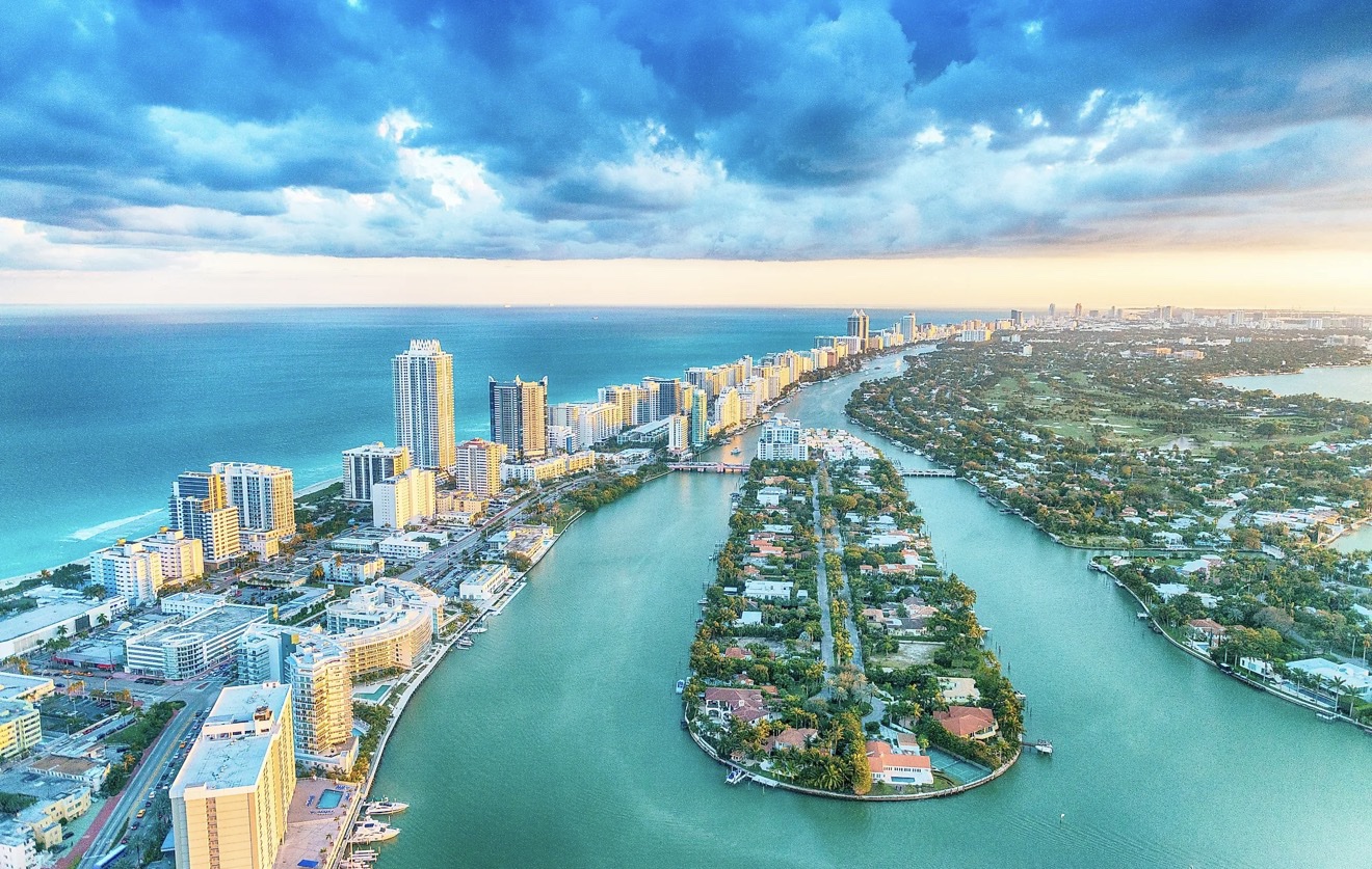 Vista aérea de los canales y las casas frente al agua en Miami Beach