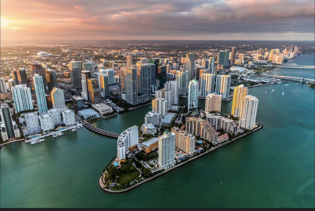 Vista aérea de Brickell y el downtown de Miami al atardecer junto a la Bahía Biscayne
